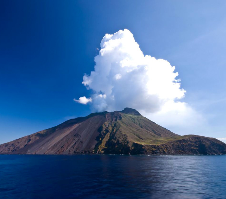 Volcano island. Остров Стромболи. Стромболи вулкан. Италия остров-вулкан Стромболи. Гора Стромболи.